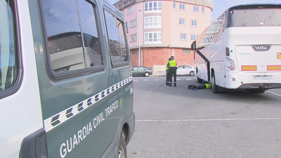 Axentes da Garda Civil inspeccionan o autobús implicado