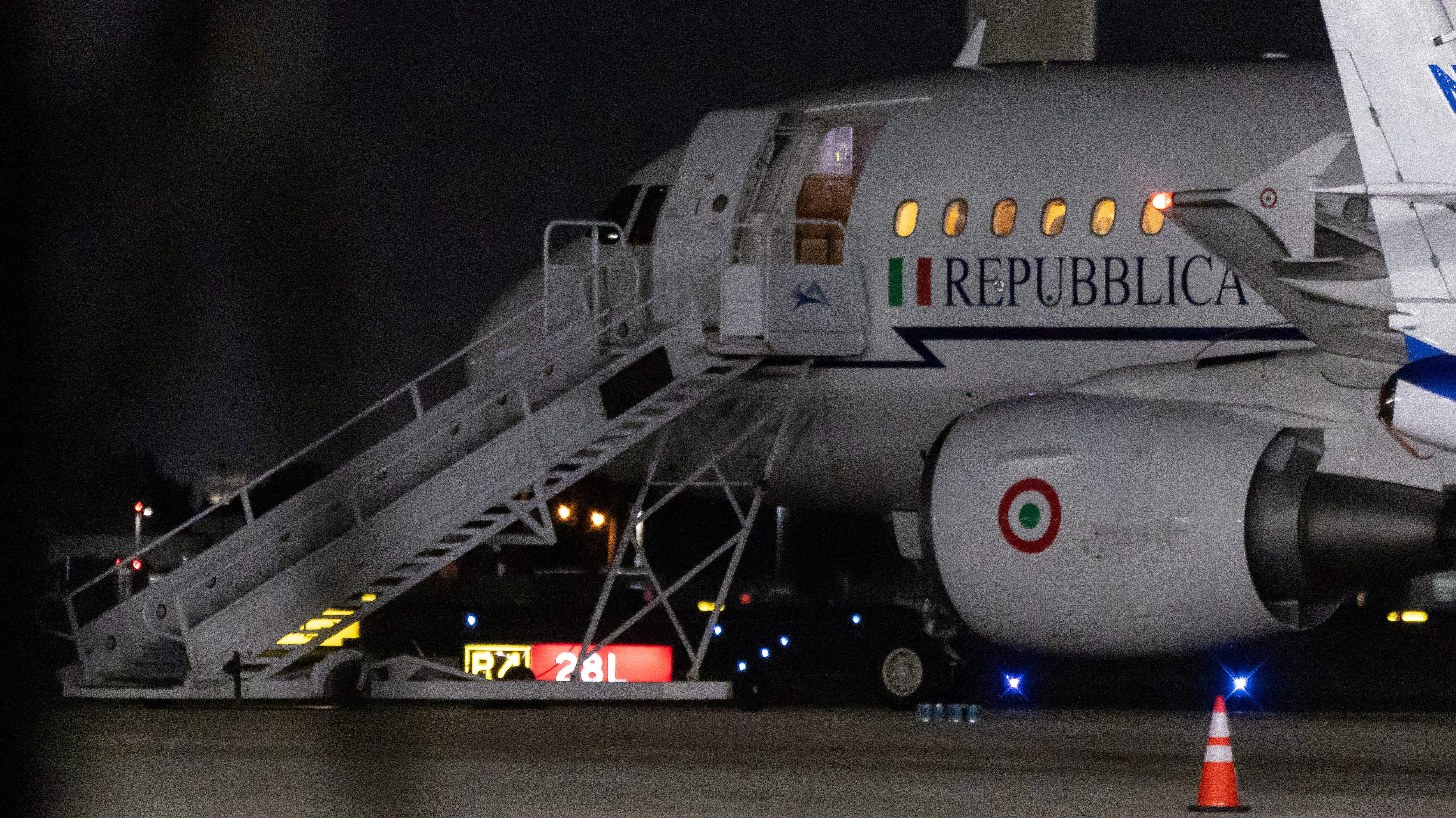 O avión de Meloni no aeroporto de West Palm Beach. REUTERS/Carlos Barria