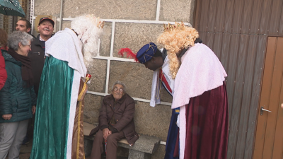 Melchor, Gaspar e Baltasar saúdan a unha veciña de Videferre