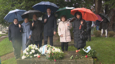 O Conselleiro de Cultura e a alcaldesa de Santiago na ofrenda floral en Boisaca este domingo