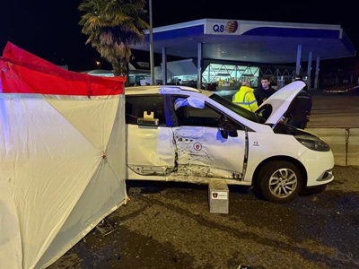 Estado en que quedou o vehículo contra o que colidiu o motorista falecido en Vilagarcía (EFE / Sxenick)