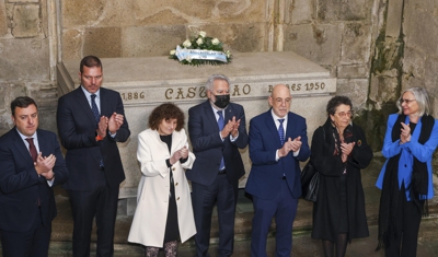 O presidente do Parlamento, Miguel Ángel Santalices, acompañado pola alcaldesa de Santiago, Goretti Sanmatín; o presidente da Deputación da Coruña, Valentín González Formoso; o conselleiro de Cultura, José López Campos; o presidente da Fundación Castelao, Miguel Anxo Seixas; a presidenta do Consello da Cultura Galega, Rosario Álvarez, e a presidenta do Museo do Pobo Galego, Concha Losada, durante a conmemoración do 75 aniversario de la morte de Castelao (EFE/Xoán Rey)