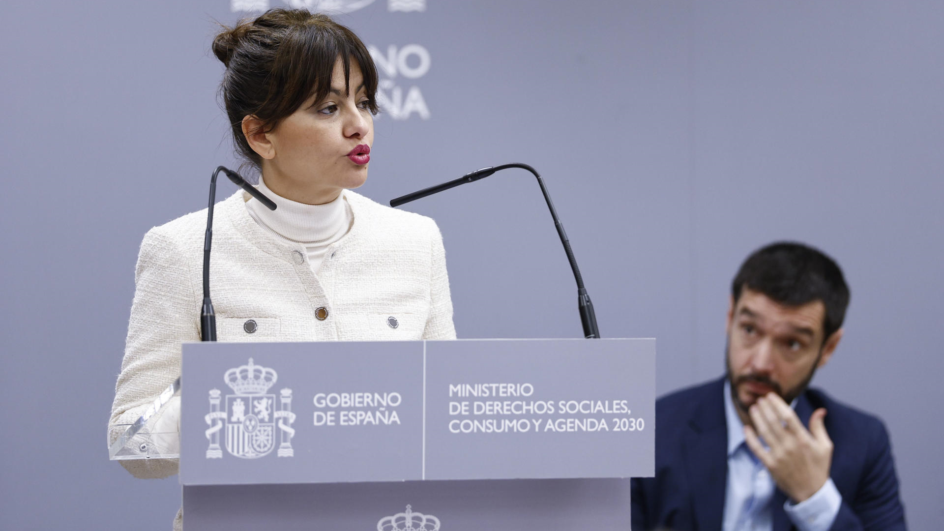 Pablo Bustinduy e Sira Rego durante a presentación da nova Estratexia de Loita contra a Pobreza (EFE/ Rodrigo Jiménez)