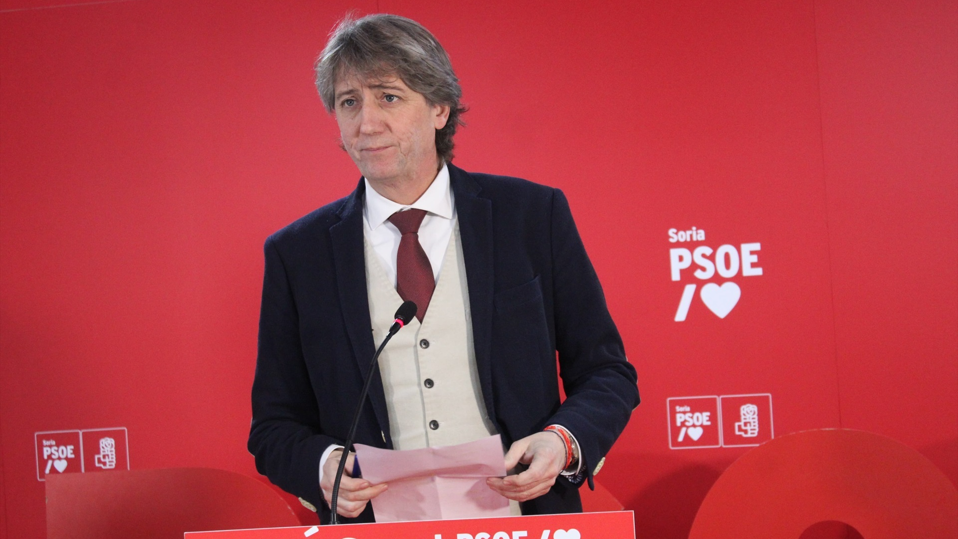 O secretario provincial do PSOE e alcalde de Soria, Carlos Martínez, durante unha conferencia de prensa na sede de Soria, o 8 de xaneiro de 2025 (Concha Ortega Oroz/Europa Press)