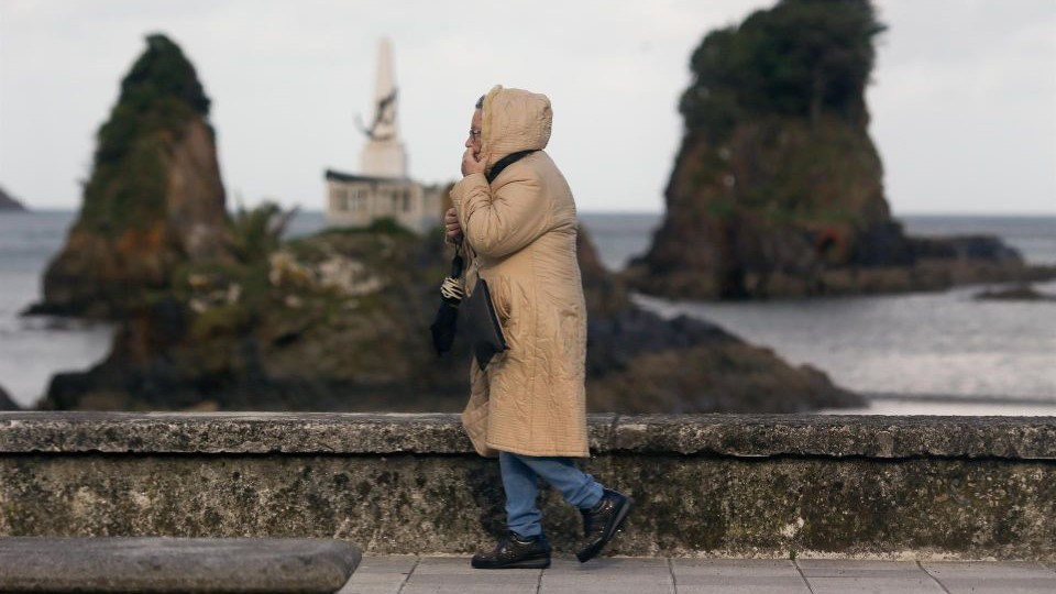 Unha persoa con capucha camiña en Viveiro-Carlos Castro-Europa Press