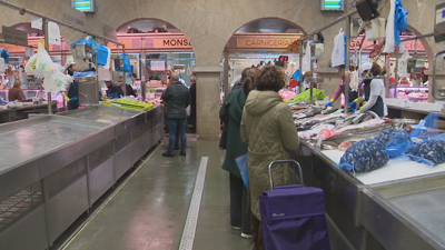 Imaxe do mercado de abastos de Pontevedra este xoves, con numerosos postos de venda de peixe pechados