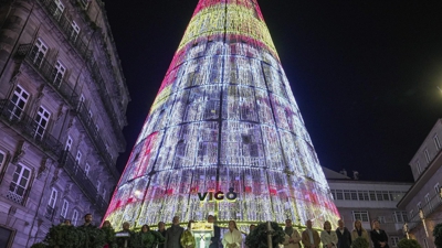 Abel Caballero e o seu equipo no apagado das luces de Nadal de Vigo (Adrián Irago-Europa Press)