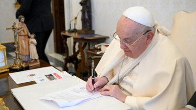 O papa Francisco no Vaticano esta mañá co brazo dereito inmobilizado (Vatican Media)