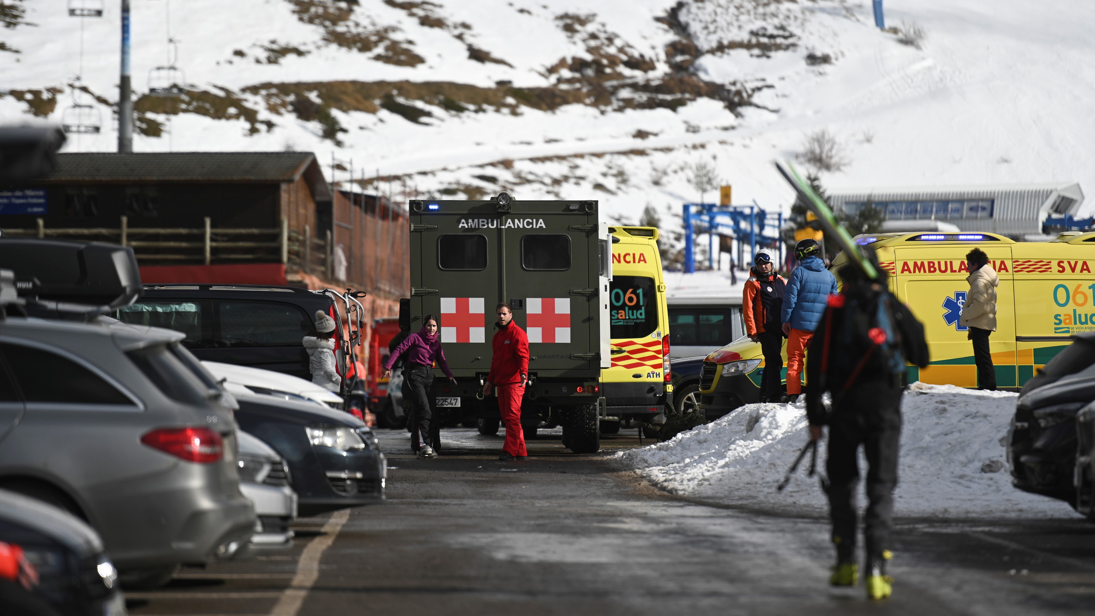 Varias ambulancias na estación de Astún. EUROPA PRESS/Verónica Lacasa