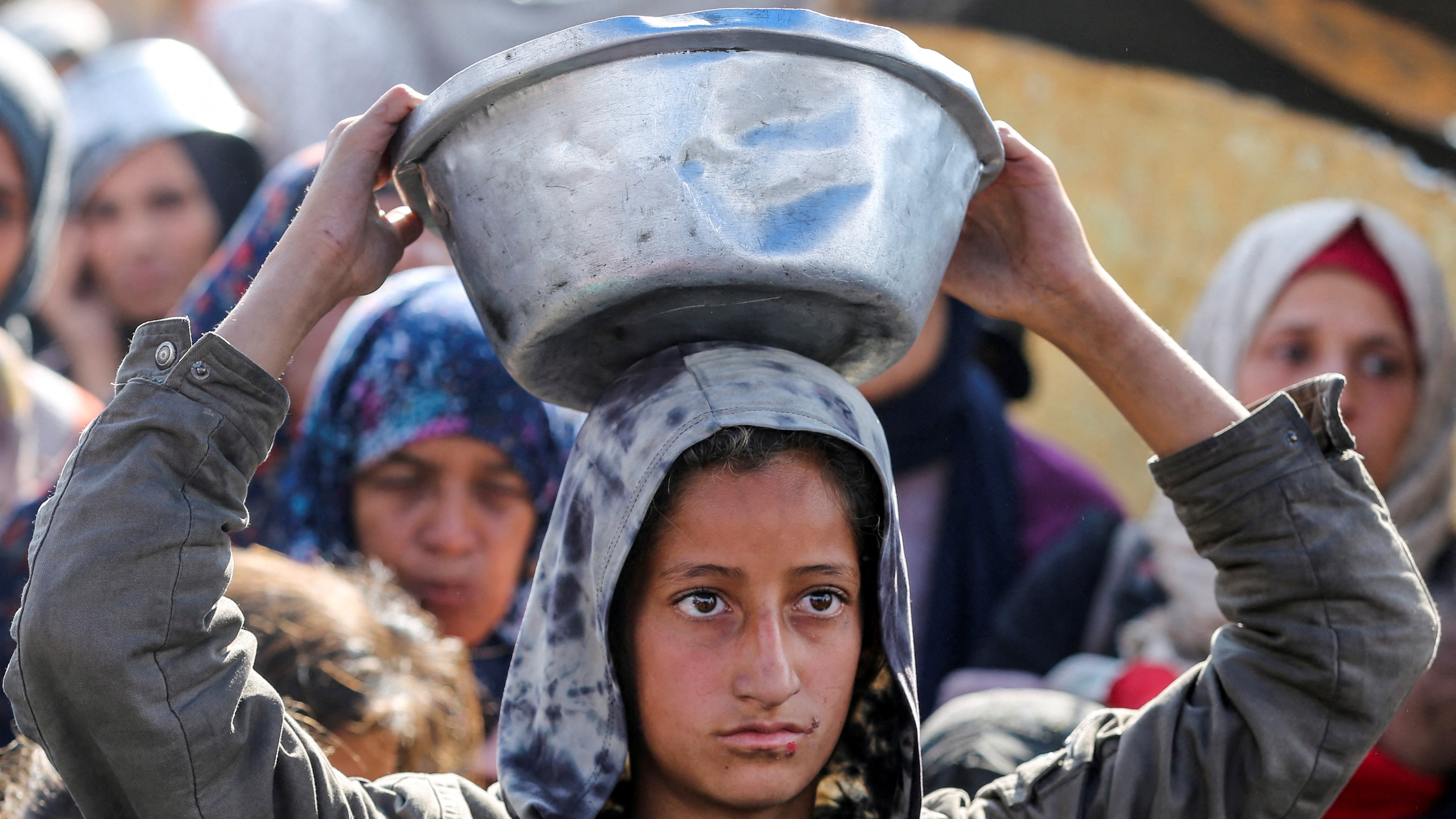 Agardando comida mentres chega o alto o fogo en Jan Yunis. REUTERS/Hatem Khaled