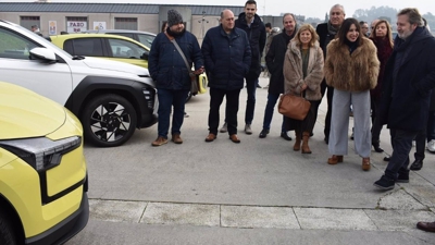 A conselleira de Economía, María Jesús Lorenzana, presentou en Ourense o programa 'Renova o teu vehículo', acompañada de representantes de Faconauto