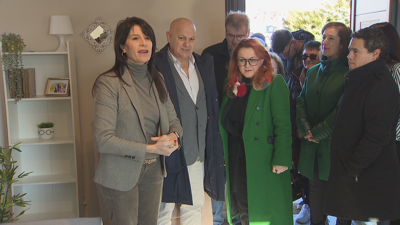 A conselleira de Vivenda, María M. Allegue, visita as obras de rehabilitación en Cartelle (Ourense)