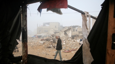 Un home inspecciona os danos nunha tenda destruída en Jan Yunis. REUTERS/Hatem Khaled