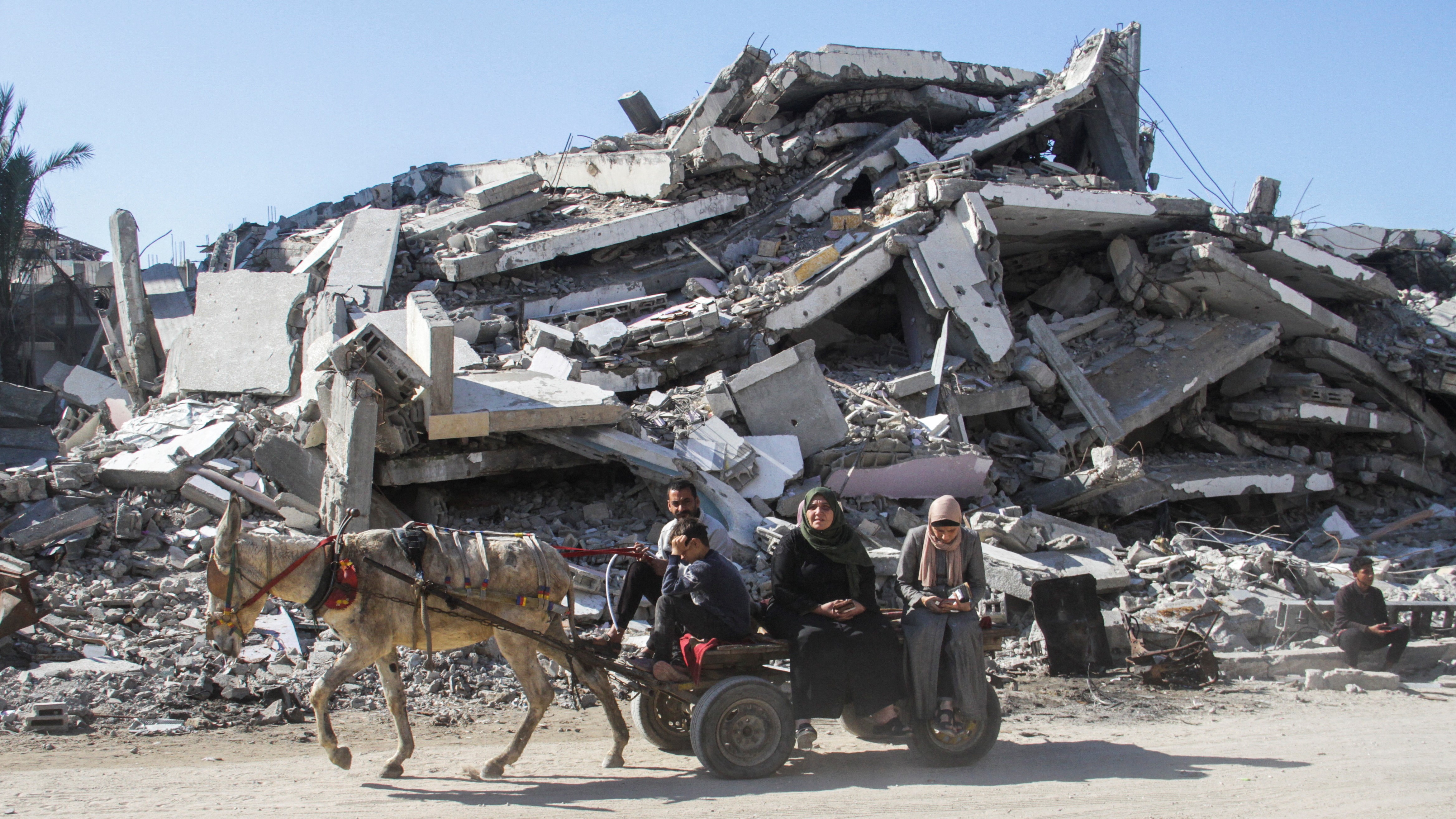 Unha familia palestina na cidade de Gaza este domingo. REUTERS/Mahmoud Issa