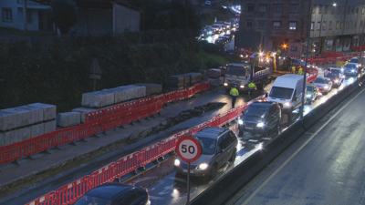 Atasco a primeira hora da mañá na saída do Milladoiro en dirección a Santiago