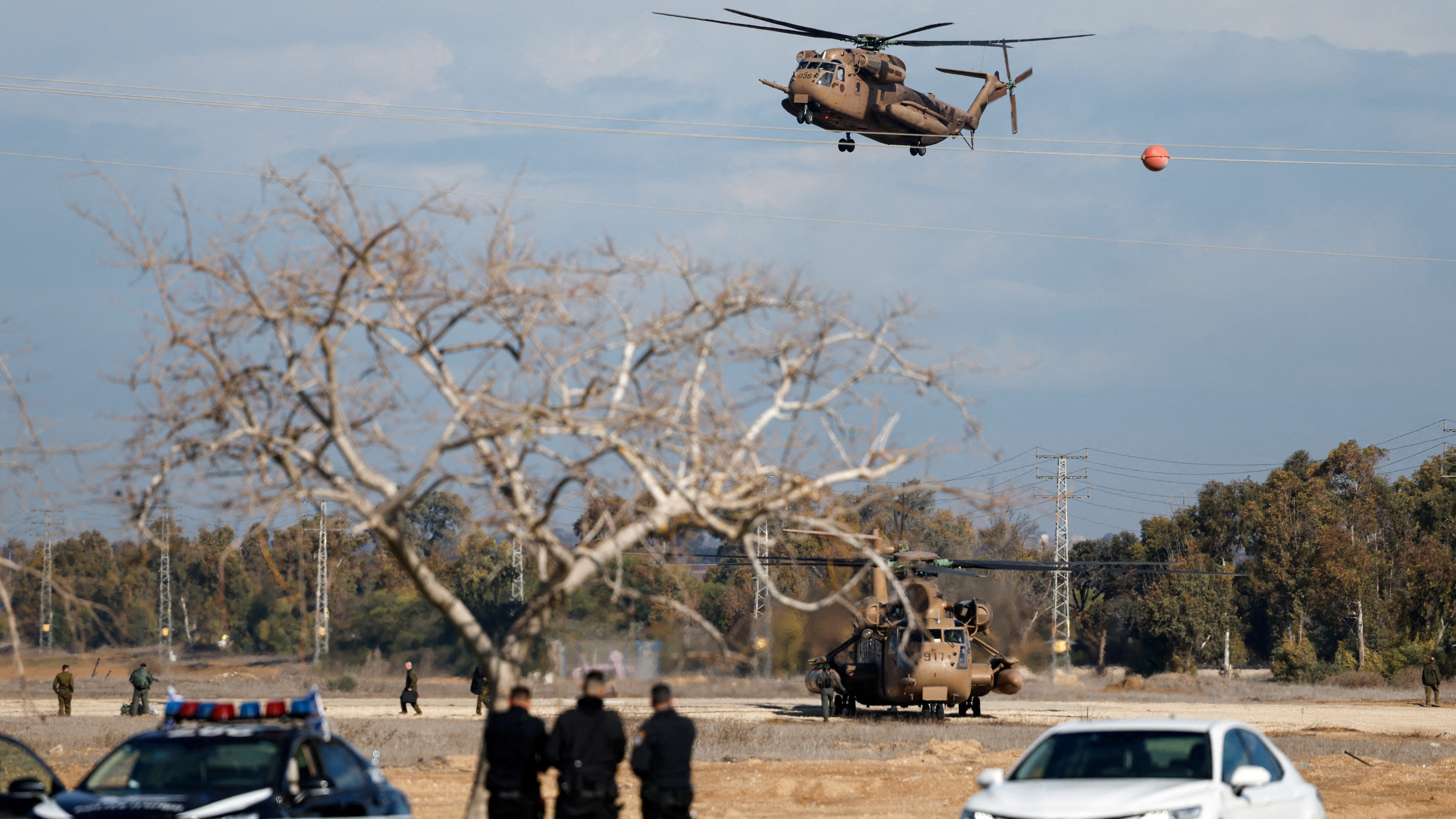 Helicópteros militares israelís en Reim. REUTERS/Amir Cohen