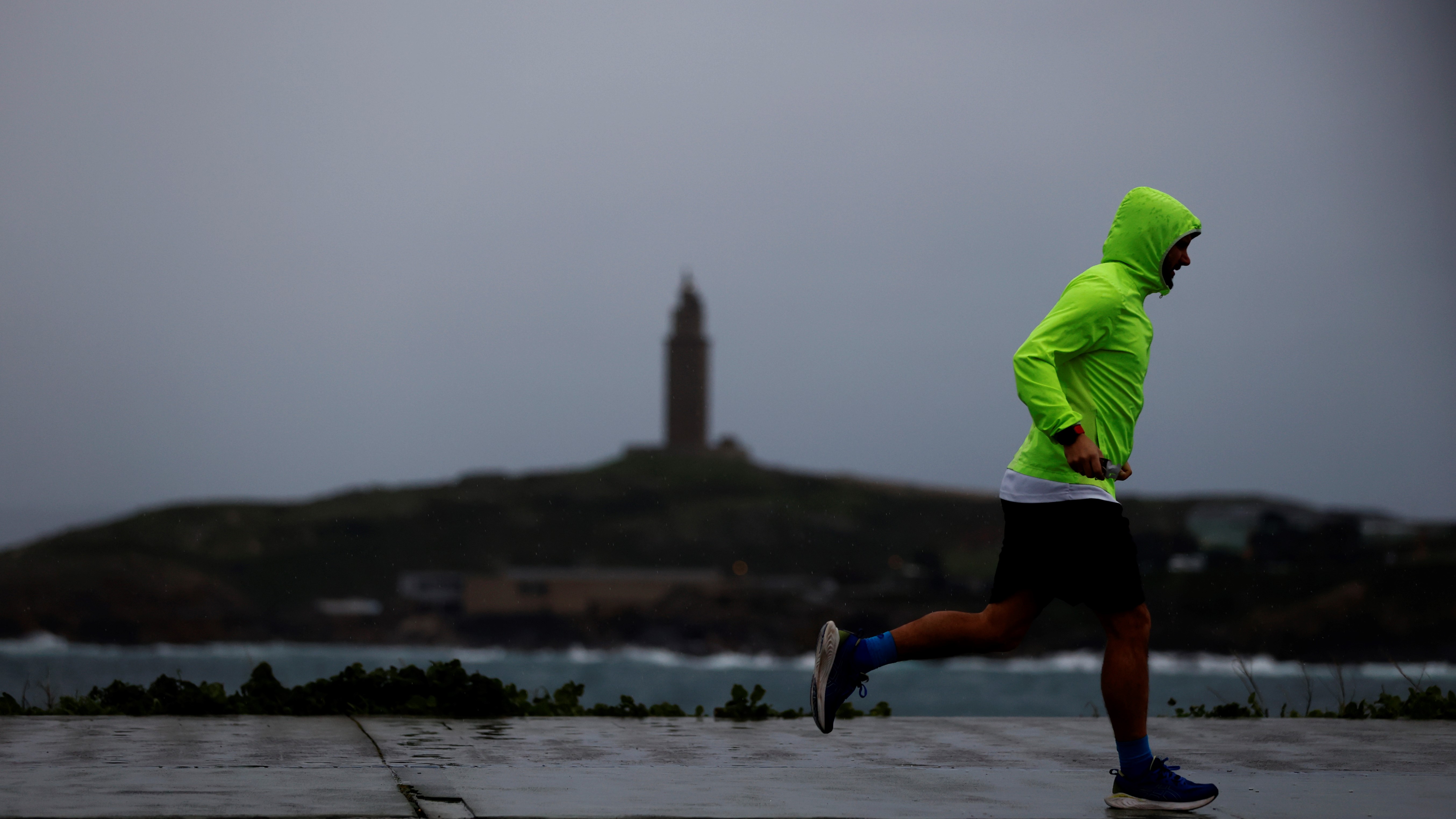 Un home fai deporte polo paseo marítimo da Coruña. EFE/ Cabalar