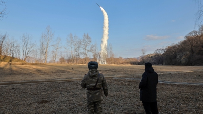 O líder norcoreano supervisa a proba. KCNA vía REUTERS.