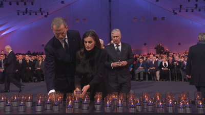 Os reis Filipe e Letizia poñen as súas candeas en homenaxe ás vítimas de Auschwitz. REUTERS.