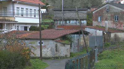 O poste en risco de caer está no Camiño de Santiago ao paso por Chantada, no concello coruñés de Paderne